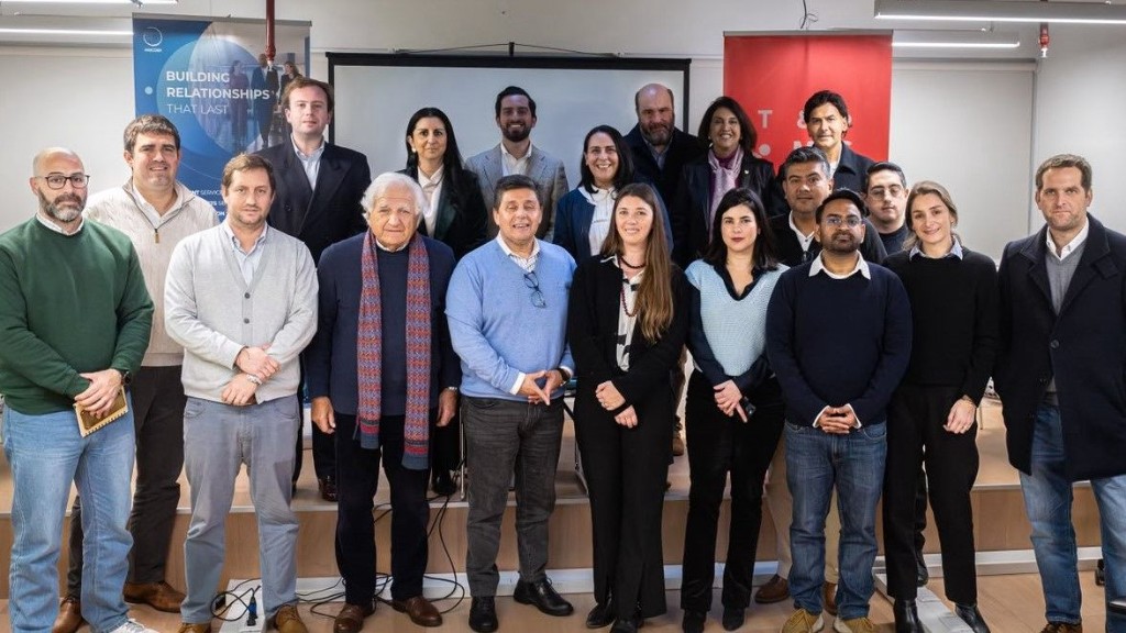 IndiAndes and CAMINDIA members at a chamber gathering in Santiago.